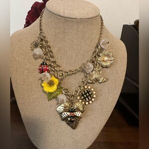 Vintage gold tone Necklace Adjustable
Leaf ,Flower, Ladybug, Bee, Frog 20”